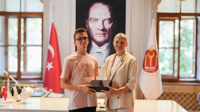 Başkan Subaşı, YKS Türkiye Birincisi Abdullah Uslu'yu belediyede ağırladı
