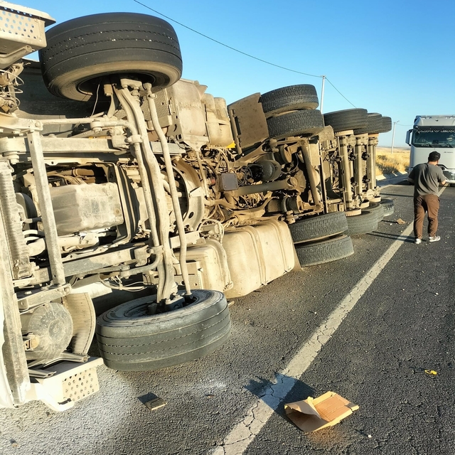 Diyarbakır'da tır şarampole devrildi: 1 yaralı