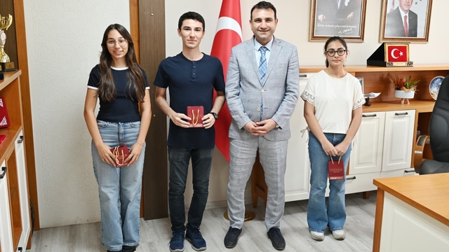 YKS'de Türkiye derecesi yapan Aydınlı öğrenciler ödüllendirildi