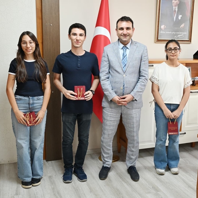 YKS'de Türkiye derecesi yapan Aydınlı öğrenciler ödüllendirildi