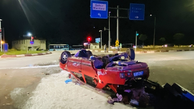 Ters dönen Tofaş'ın içindeki 2 kişi yaralandı