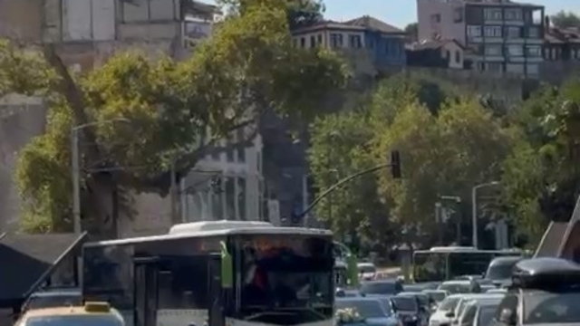 Bursa'da düğün konvoyunun önünü bu sefer otobüs kesti
