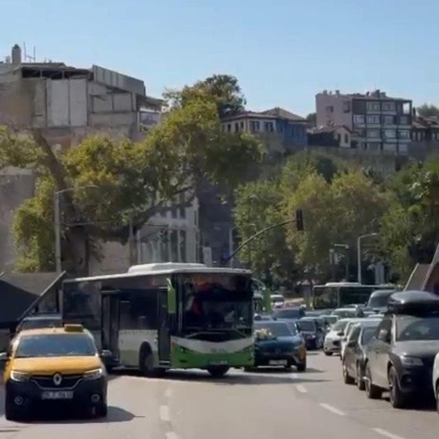 Bursa'da düğün konvoyunun önünü bu sefer otobüs kesti