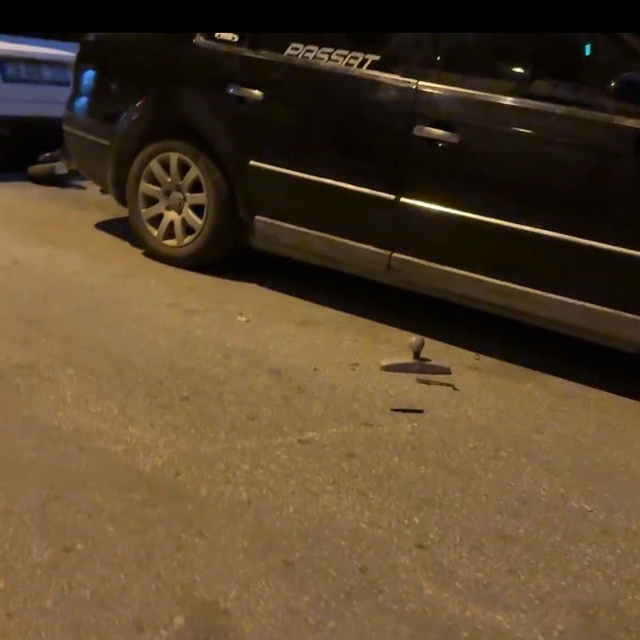 Kavga eden grup polisi görünce dağıldı, geriye kol saati ve kapı kolu kaldı