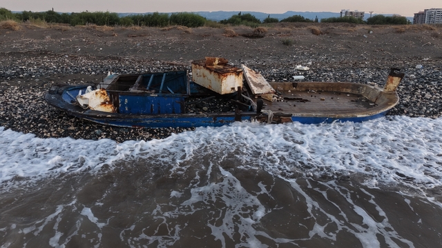 Caretta cerattaların yuvalama alanındaki kıyıya batık tekne vurdu
Doğu Akdeniz'de yaşanan fırtınada batık 10 metrelik eski bir tekne deniz kaplumbağalarının koruma altındaki yuvalama alanında kıyıya vururken bölgedeki anaçların yumurta bırakması da görüntülendi