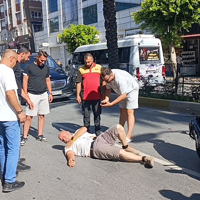 Duran araçları son anda fark ettiler, frene basınca devrilerek sürüklendile...