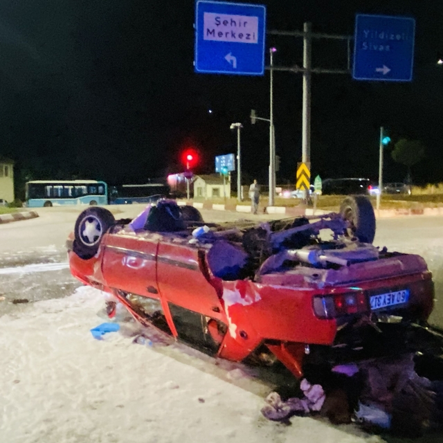 Ters dönen Tofaş'ın içindeki 2 kişi yaralandı