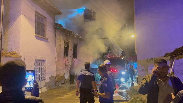 Metruk evde çıkan yangın mahalleliyi sokağa döktü