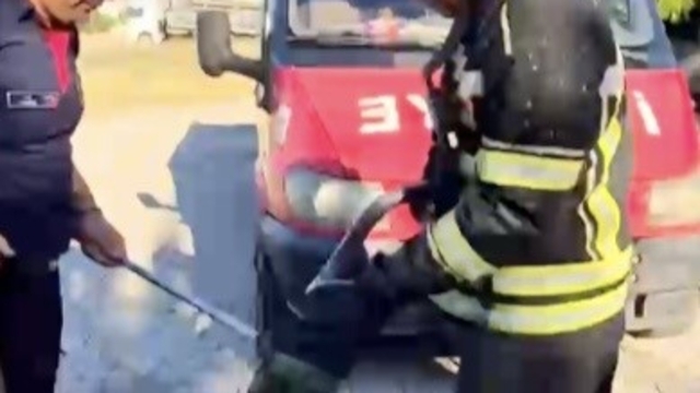 Evin bahçesine giren yılan itfaiye ekiplerini peşinden koşturdu