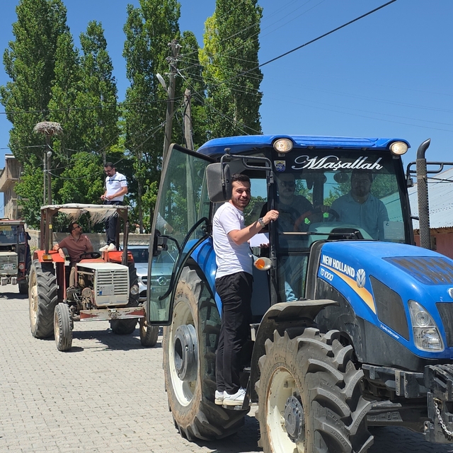 Traktörlerle konvoy yapılan düğündeki sürprizler davetlileri kahkahaya boğd...