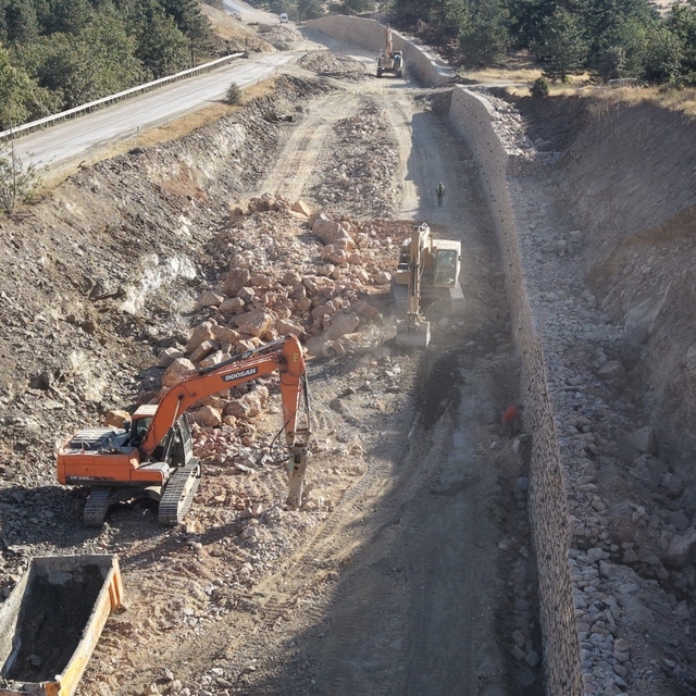 Sarıcakaya yolundaki yıkılan duvar tamir edildi, yol çalışmaları devam ediy...