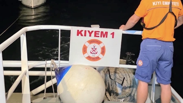Bozcaada açıklarında sürüklenen tekne kurtarıldı
