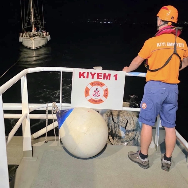 Bozcaada açıklarında sürüklenen tekne kurtarıldı
