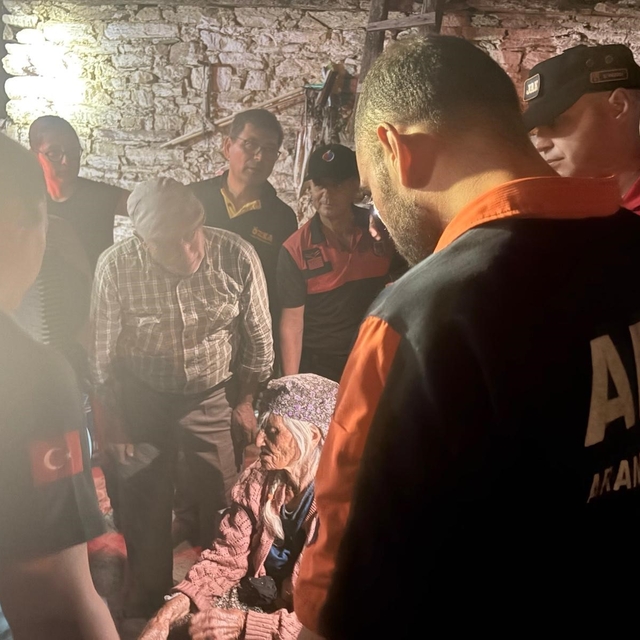 Alzheimer hastası yaşlı kadın ekiplerin çalışmasıyla sağ bulundu
