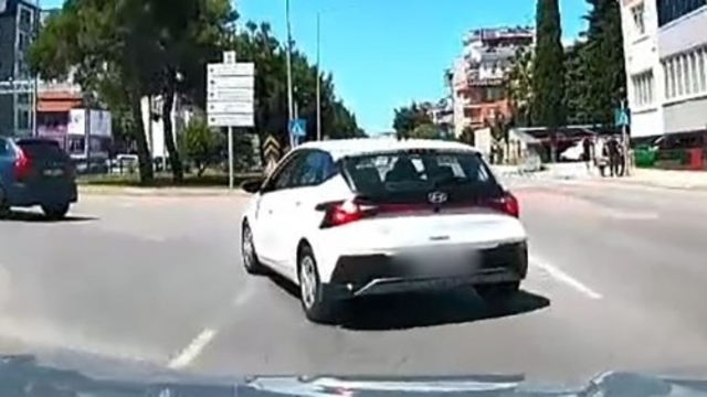 Kontrolsüz şerit değiştiren sürücü kazaya davetiye çıkardı