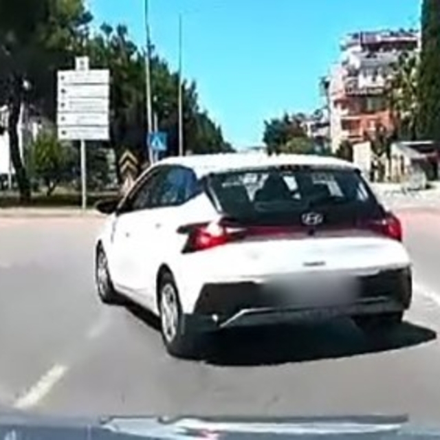 Kontrolsüz şerit değiştiren sürücü kazaya davetiye çıkardı