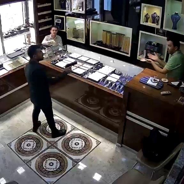 Kuyumcu, soygun girişiminde öldürülmüş