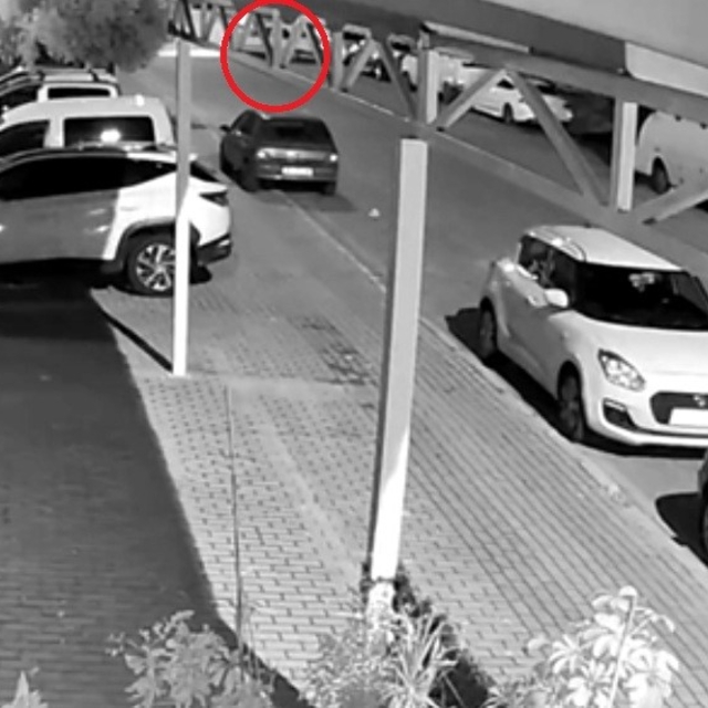 Alkollü stajyer sürücü park halindeki araçlara çarptı, o anlar güvenlik kam...