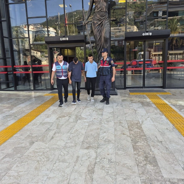 Alanya'da ayakkabı mağazasından hırsızlık yapan 2 şüpheli tutuklandı