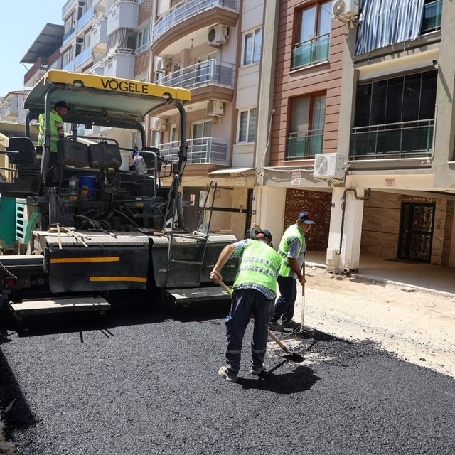 Efeler Belediyesi'nden Albayrak Caddesi'nde asfalt mesaisi