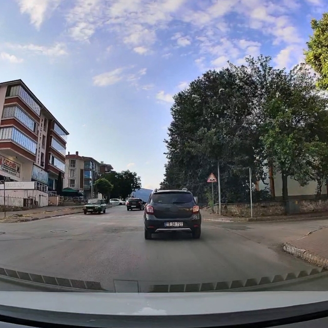 Karşı yönden gelen araçlara rağmen sollama yapan sürücü kamerada