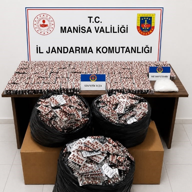 Otoyoldaki operasyonda bir araçta 59 bin adet hap ve 2 kiloya yakın uyuştur...
