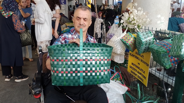Madende geçirdiği iş kazası nedeniyle engelli kalan vatandaşın azmi örnek oldu
72 yaşındaki bedensel engelli Celal Odabaş, sepet örerek geçimini sağlıyor