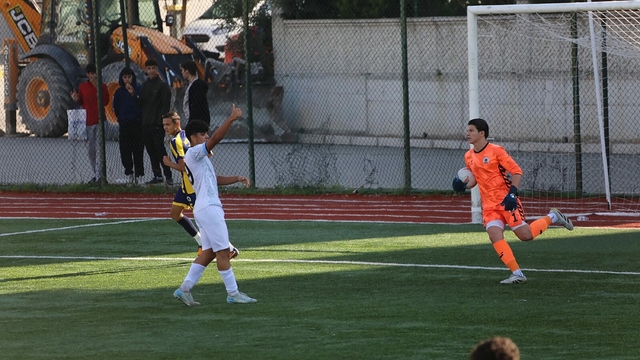 Menemen FK'da kaleci Alp profesyonel oldu