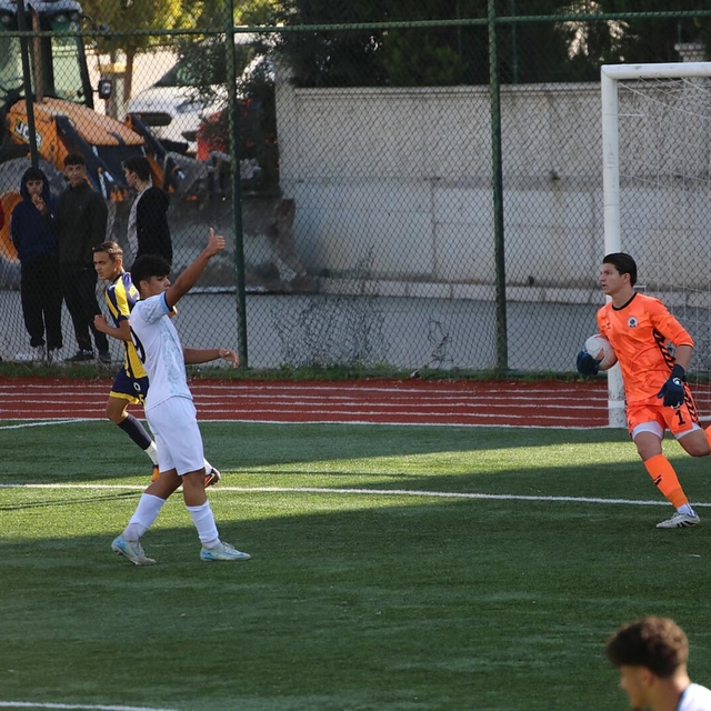 Menemen FK'da kaleci Alp profesyonel oldu