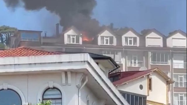 Apartmanın çatısı alev alev yandı