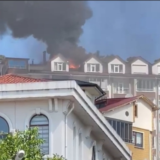 Apartmanın çatısı alev alev yandı