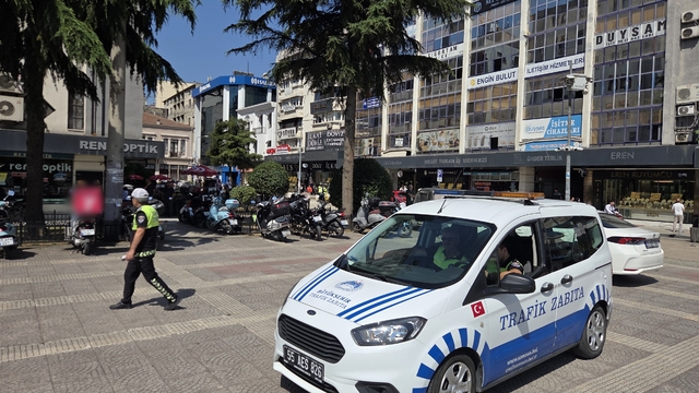 Samsun Cumhuriyet Meydanı'na park eden araçlara ceza