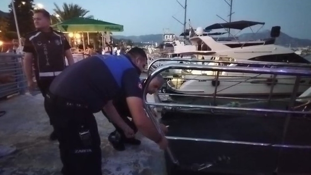 Tur teknesi çalışanlarının birbirine girdiği kavga anı görüntülendi
Çalışanlarının kavgaya karıştığı iki tur teknesi mühürlendi