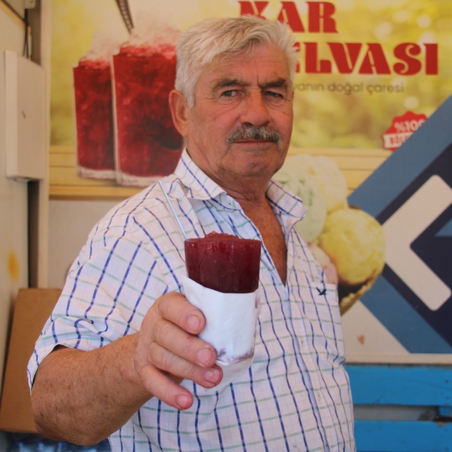 Bir kaşığı serinletmeye yetiyor
Kavurucu sıcakların çözümü kar helvası