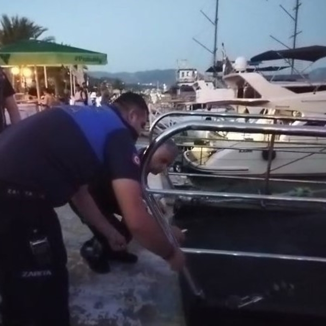 Tur teknesi çalışanlarının birbirine girdiği kavga anı görüntülendi
Çalışan...