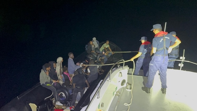 İzmir açıklarında 32 düzensiz göçmen yakalandı