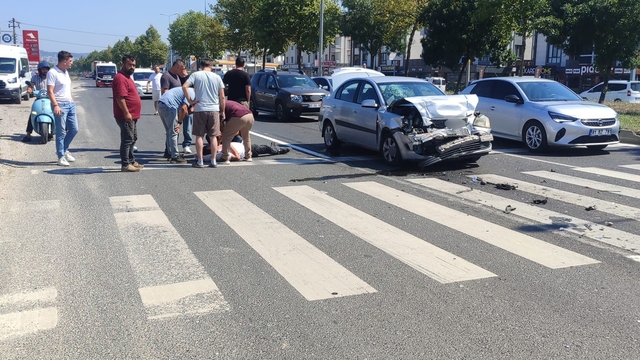 Işıklı kavşakta 2 otomobil çarpıştı: 1 yaralı