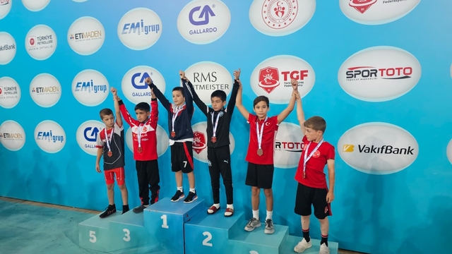 Aydınlı minik güreşçiler Türkiye Şampiyonası'ndan madalyayla döndü
