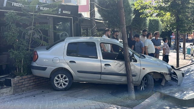 Kontrolden çıkan otomobil iş yerine daldı