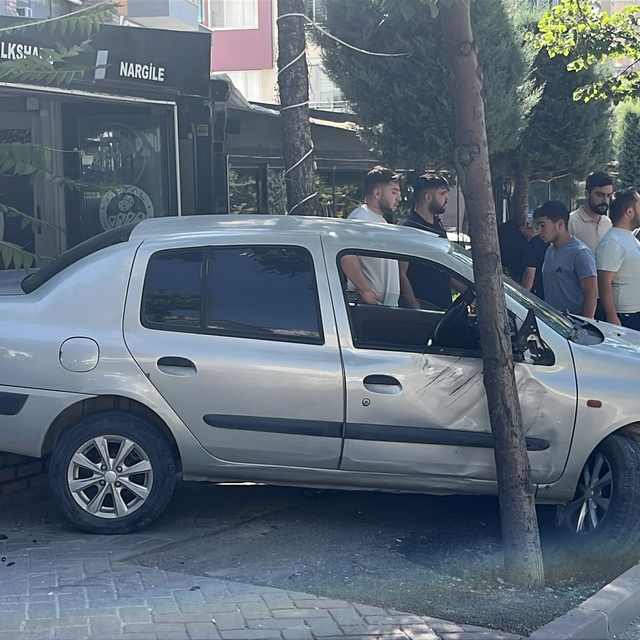 Kontrolden çıkan otomobil iş yerine daldı