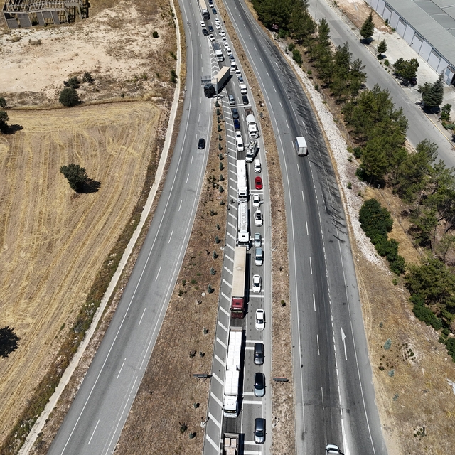 Uşak'ta çekici üzerindeki domates yüklü kamyon yola devrildi