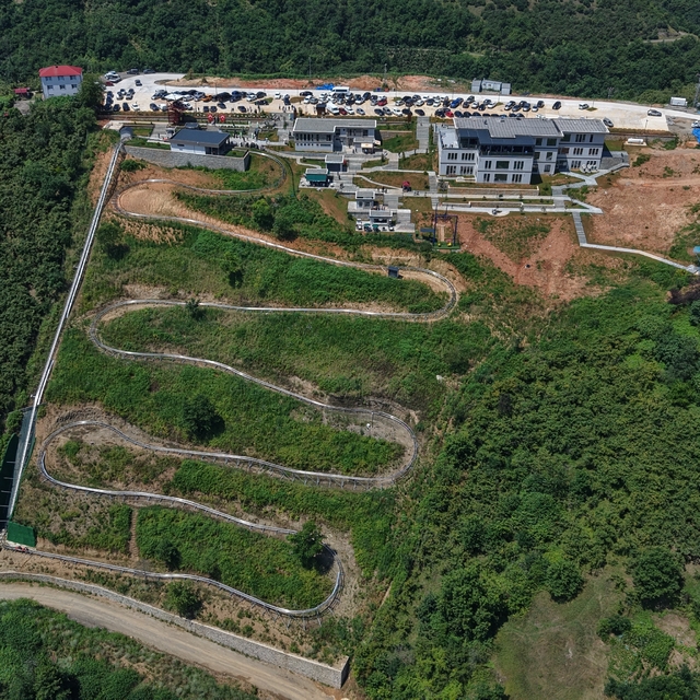 Doğu Karadeniz'in en uzun dağ kızağı Trabzon'da hizmete açıldı
300 milyon l...