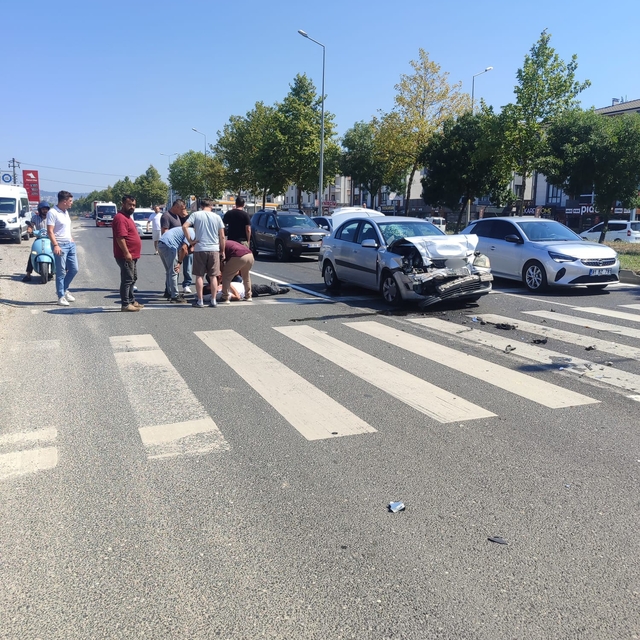 Işıklı kavşakta 2 otomobil çarpıştı: 1 yaralı