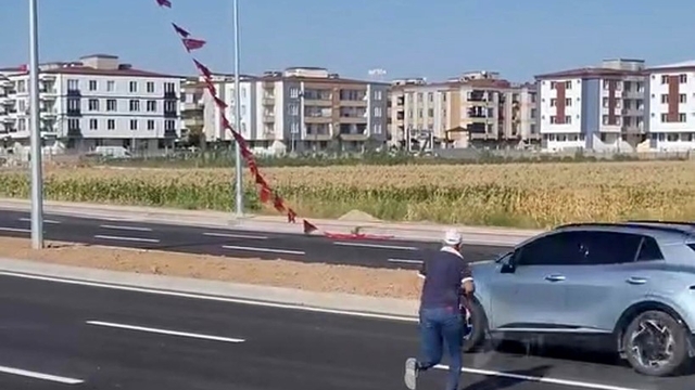 Batmanlı işçi yerdeki Türk bayrağını alıp, boyunun yettiği en yüksek noktaya astı
