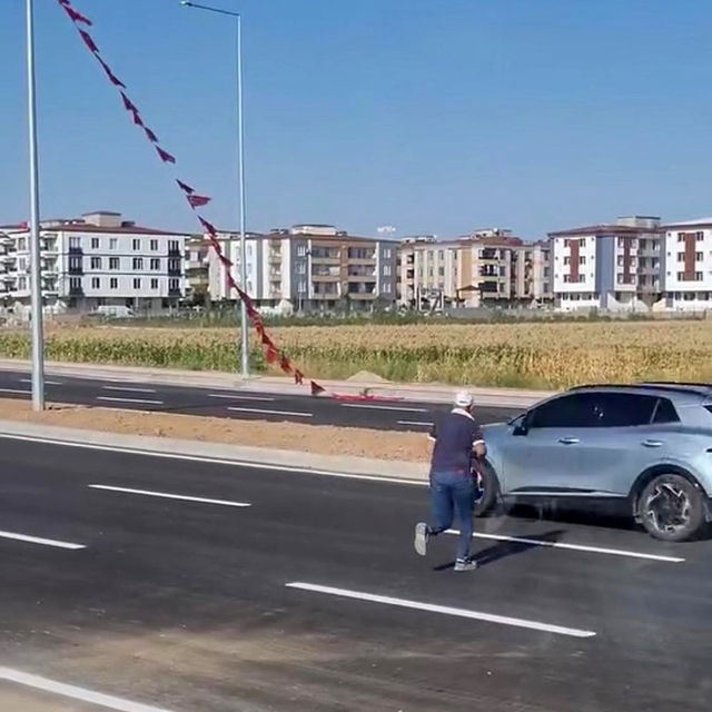 Batmanlı işçi yerdeki Türk bayrağını alıp, boyunun yettiği en yüksek noktay...