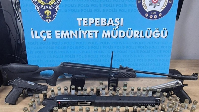 Eskişehir'de sosyal medyada silah teşhiri yaptıkları iddiasıyla 2 zanlı yakalandı