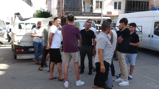 "Yerimiz daraldı" diyen pazarcı esnafı yeni pazar alanında tezgah açmadı
30 yıldır çözülemeyen problem pazar yerini boş bıraktı
