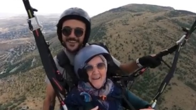 Kayseri'de 77 yaşındaki gurbetçi, yamaç paraşütü yaptı