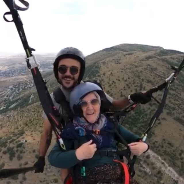 Kayseri'de 77 yaşındaki gurbetçi, yamaç paraşütü yaptı