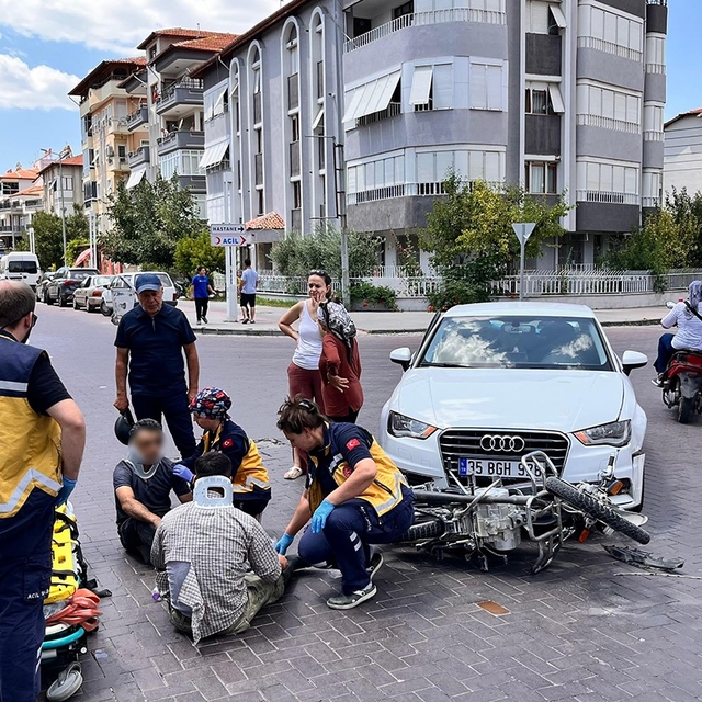Kula'da otomobil ile motosiklet çarpıştı: 2 yaralı